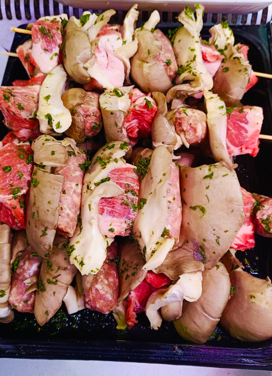 Spiedini Di Suino ( Polpa, Salsiccia e Funghi di Stagione) 500 GR